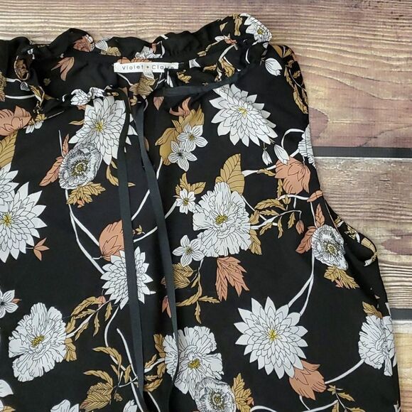 𝅺Violet + Claire Black Floral sleeveless summer blouse size medium - Picture 2 of 5